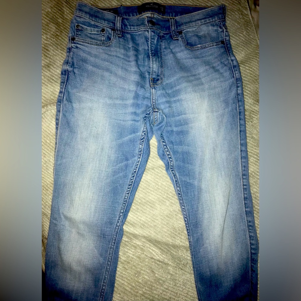 Hollister Light Wash Extreme Skinny Jeans. Size 34x40. Excellent Condition.